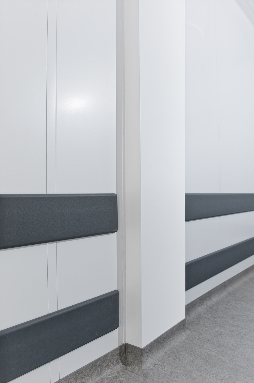 Отделка стен антибактериальными негорючими декоративными панелями и отбойная доска WINAL для медицинских учреждений