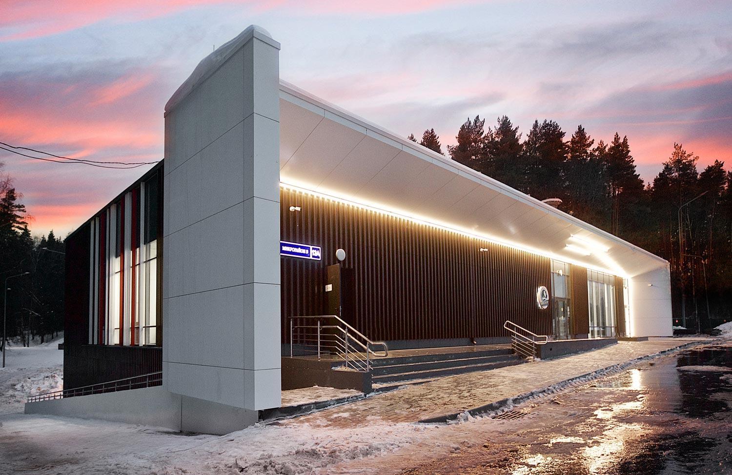 Отделка стен спортивной лыжной базы панелями на основе окрашенного стекломагниевого листа СМЛ и ламинированного ПВХ гипсокартона ГКЛ