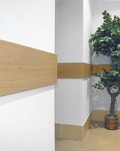 Отбойная доска СМЛ ПВХ HPL защищает стены от повреждений и увеличивает срок службы настенного покрытия