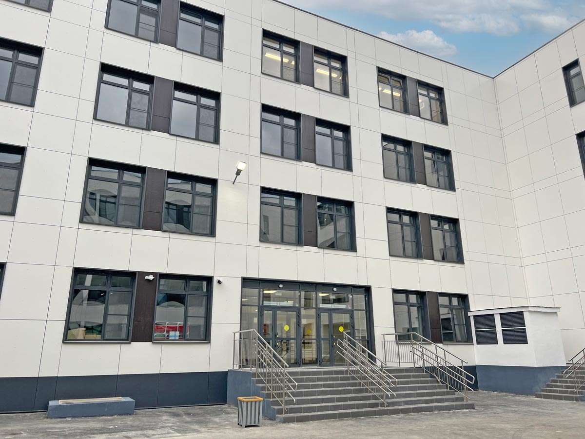 Школа, Тула, ул. Холмогорская, 2ж. Отделка стен и потолков окрашенными панелями СМЛ