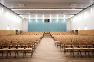 Акустические негорючие стеновые и потолочные панели СМЛ в актовом зале школы