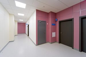 Негорючие стеновые и потолочные панели СМЛ в коридорах школы