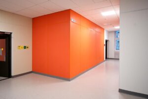 Негорючие стеновые и потолочные панели СМЛ в коридорах школы