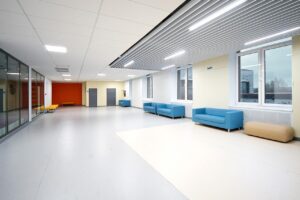 Негорючие стеновые и потолочные панели СМЛ в коридорах школы