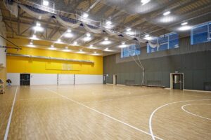 Негорючие антивандальные стеновые и потолочные панели СМЛ в спортзале школы