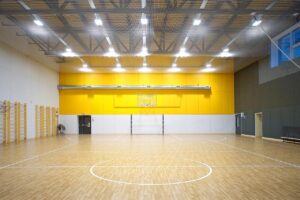 Негорючие антивандальные стеновые и потолочные панели СМЛ в спортзале школы