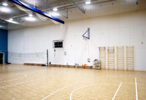 Негорючие антивандальные стеновые и потолочные панели СМЛ в спортзале школы