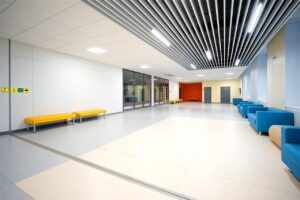 Негорючие стеновые и потолочные панели СМЛ в коридорах школы