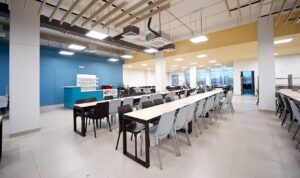 Негорючие стеновые и потолочные панели СМЛ в столовой школы