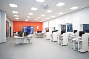 Негорючие стеновые и потолочные панели СМЛ в учебных кабинетах школы