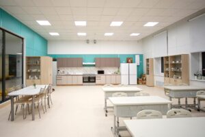 Негорючие стеновые и потолочные панели СМЛ в учебных кабинетах школы