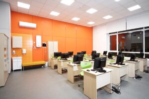 Негорючие стеновые и потолочные панели СМЛ в кабинетах школы