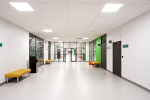 Негорючие стеновые и потолочные панели СМЛ в коридорах школы