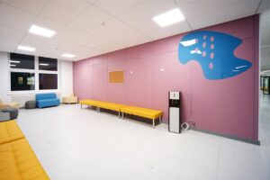 Негорючие стеновые и потолочные панели СМЛ в коридорах школы